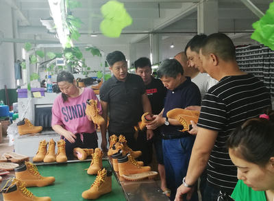 县人大常委会副主任许俊一行到企业调研