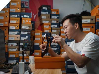 网络主播背后是轰鸣的工厂——聆听经济复苏的新讯号